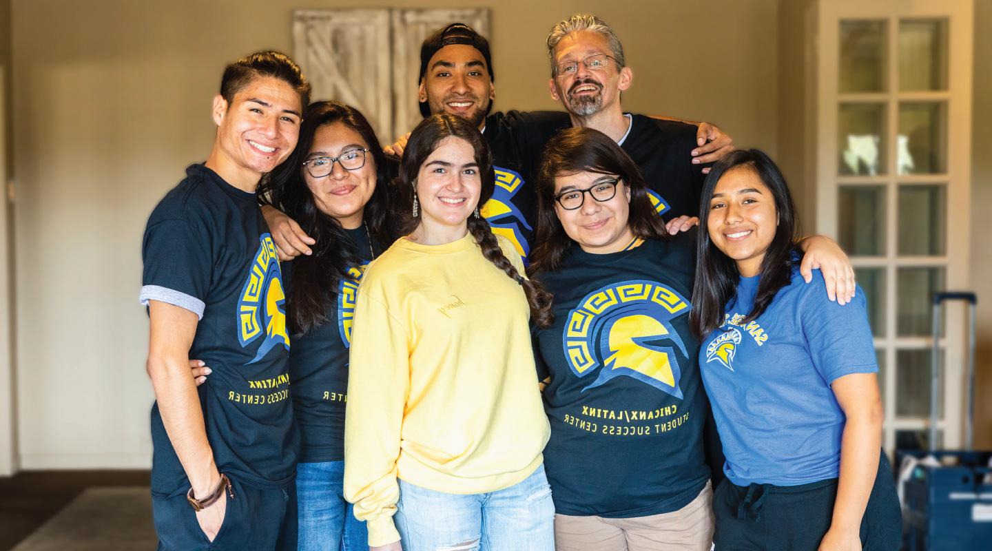 Community members of Centro pose for a group photo.